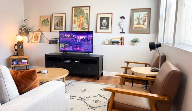 Artistic and Cozy 2BD-2BTH with Laundry in Historic Alameda