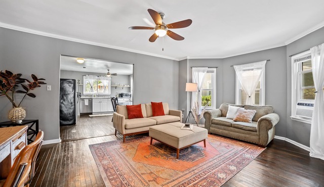 Artistic apartment with pool, 5-min to downtown