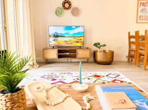 Artistic, Bright & Spacious 3 Bedroom Home