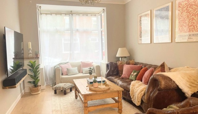 Artistic calm spacious 3 bed home in Old Trafford