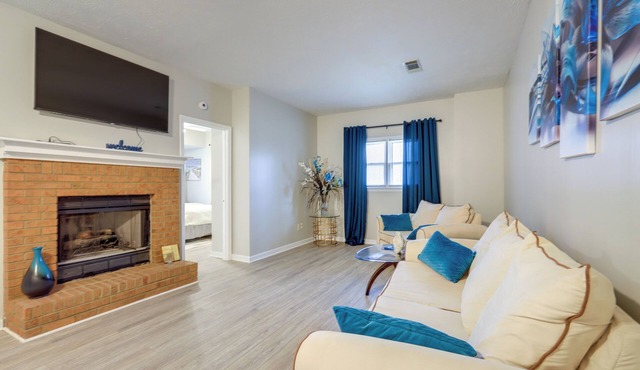 Artistic Escape in Fayetteville! Cozy Couple's Apt