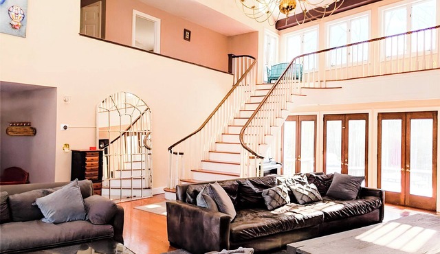 Artistic Escape: Nature, Silence & Soul, 6-acre hideaway, Privately Yours