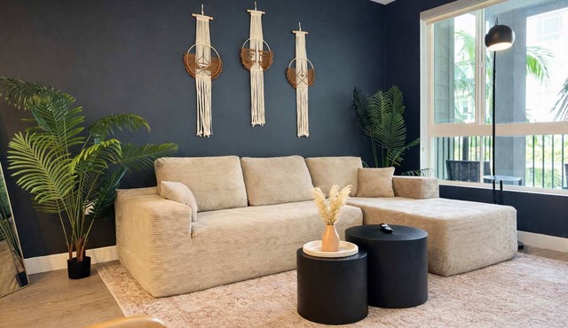 Artistic Getaway 10 Min to Disneyland w/Pool&GYM