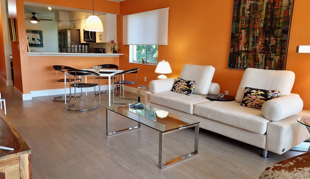 Artistic living in 2brm condo on Whitaker Bayou