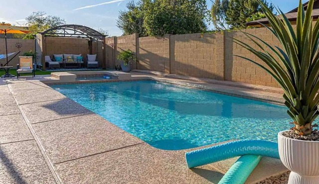 Artistic N Scottsdale Pool House Retreat - Pet Friendly