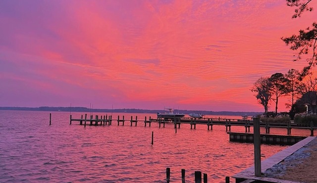 Artistic Pamlico Cottage just downriver from Washington NC