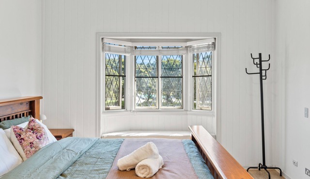 Artistic Queenslander with Park Views - near City!