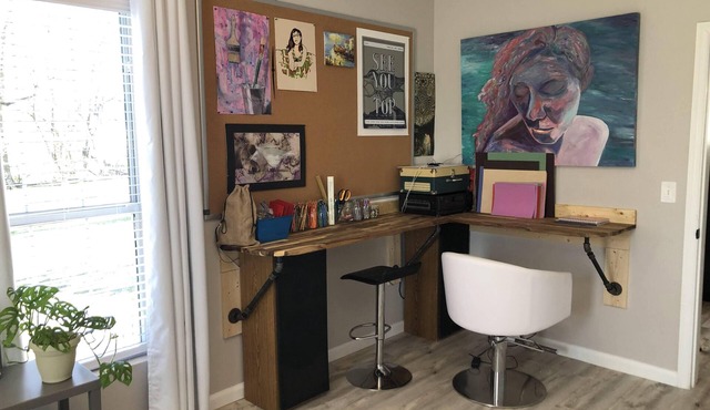 Artistic Retreat - Walk Downtown, Sparkling Clean!