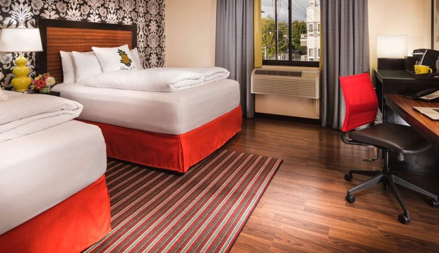 Artistic Room Perfect for Exploring Space Needle & Seattle Center, Pool Access