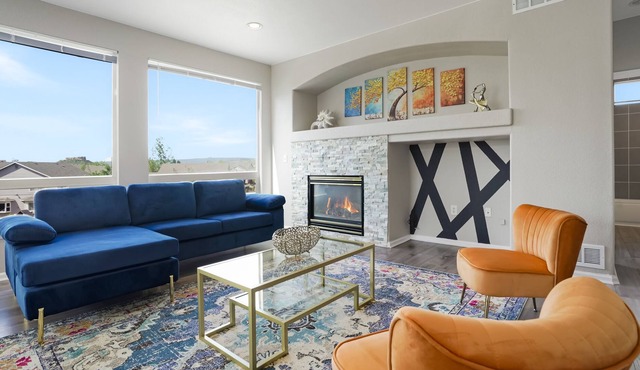 Artistic & Stylish, Top-notch & Breathtaking, 3 King Beds & 3 Living Rooms