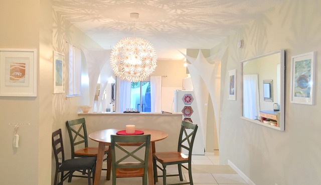 artistic/uplifting, pool/spa, large garden, walking distance to beach/town