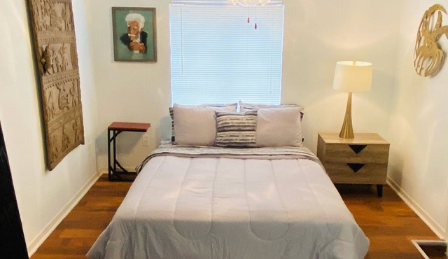 Artistic Uptown STUDIO in West Village on Katy Trail..!