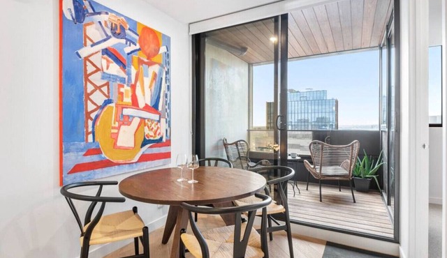 Artistic Urban Getaway just off Smith Street!