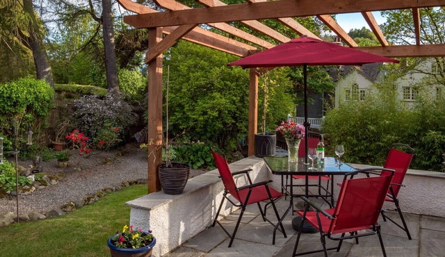 ARTISTS HIDEAWAY, pet friendly, with open fire in Portinscale