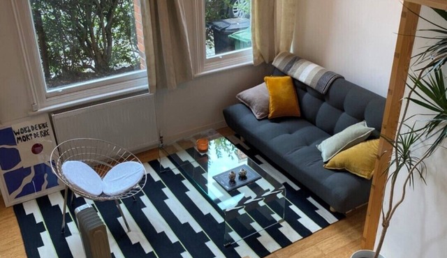 Artists' London Loft: 2 Bed, 25min from Central London