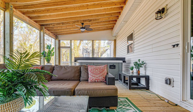 Artist’s Retreat w/Deck! 5 Mi to Dtwn Durham