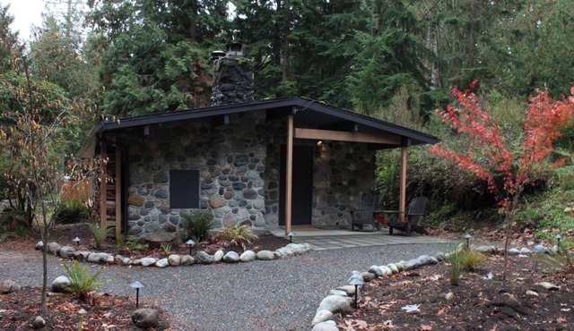 Artists Stone Cabin with Bathhouse, Sauna & Cedar Soaking Tub