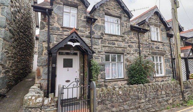 ARTRO VIEW, family friendly, character holiday cottage in Llanbedr