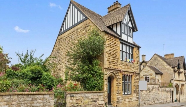 Arts and Crafts Cotswold stone house in the centre of Winchcombe