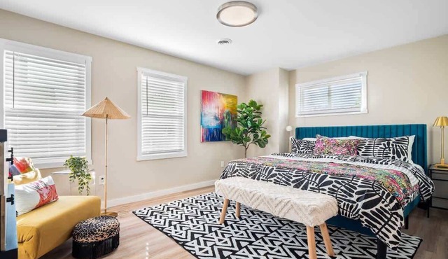Arts District|Walk to Restaurants, Bars| Sleeps 8