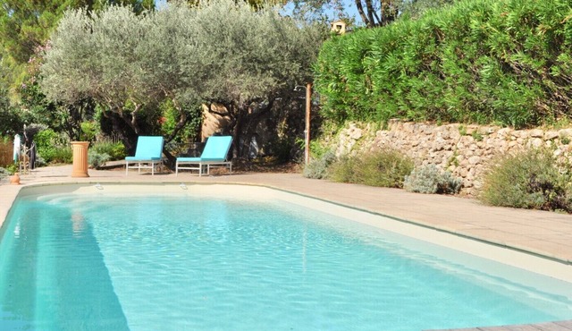 Arts & Flores, Quiet holidays in Provence with Aircon, (heated) private pool