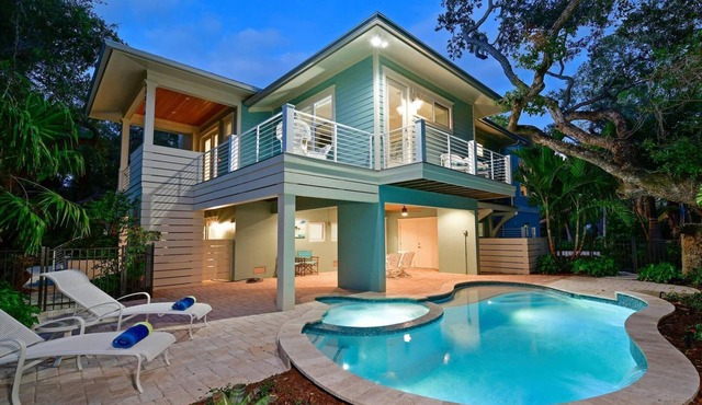 Arts & Vines: LBK Pool Spa Dog Friendly by Anna Maria Life Vacation Rentals
