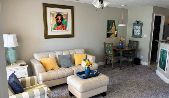 Artsy 1BR condo 3 blocks from ocean. Pool Hot tub Gym balcony in Indianlantic