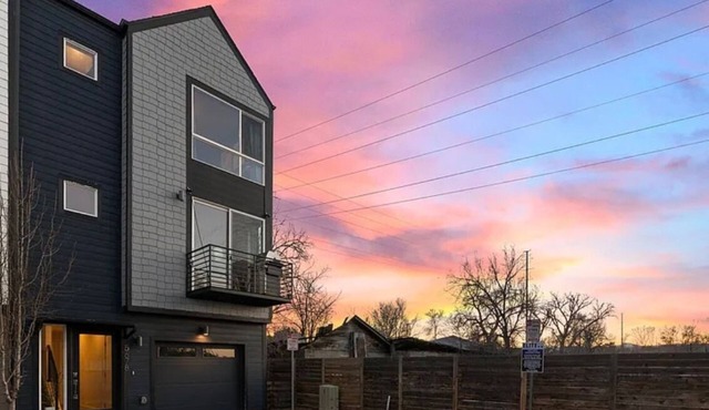 Artsy 3-Bedroom/3.5 Bath Townhouse in Lakewood, CO - Downtown Denver & Red Rocks