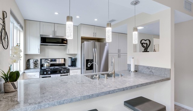 Artsy, 3 BR Palm Springs Condo. Pool, Hot Tub. Palm Springs Art District.