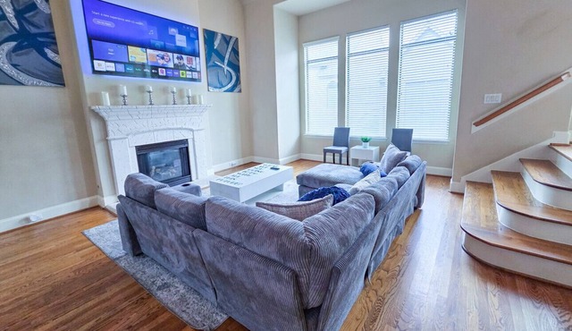 Artsy 3-Story Townhouse w/Hot Tub - Perfect for Groups