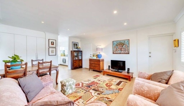 Artsy apartment a stone's throw away from amenities and public transport