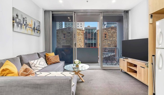 Artsy at East End A Modern Inner city Retreat