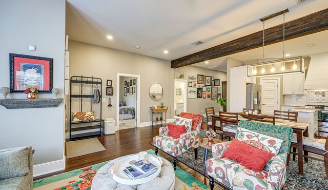 Artsy Bungalow w/Yard in Dtwn San Antonio