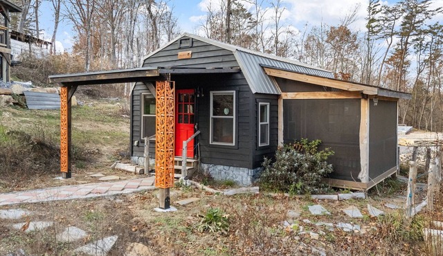 Artsy Chattanooga Tiny Cabin Next to State Forest