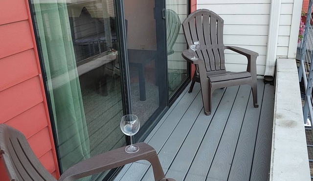 Artsy condo with pool, spa, gas grill, high-speed WiFi, on river near Pearl.