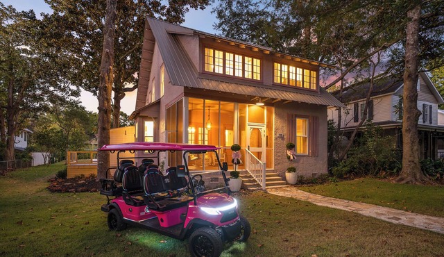Artsy cottage in Downtown Fairhope - Sleeps 10, w/Golf Cart, Hot Tub, Screened Porch, and walking distance to bay!