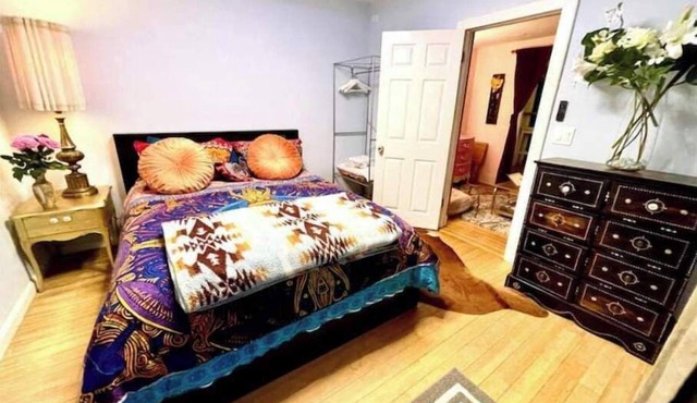 Artsy Cottage w Private Garden by Park/shop/Restr/Airport 30+ Day Stay Special