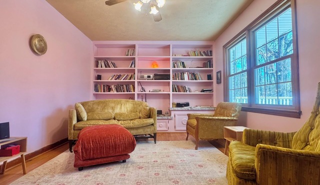 Artsy Eclectic 3-bedroom lodge in beautiful Morrow