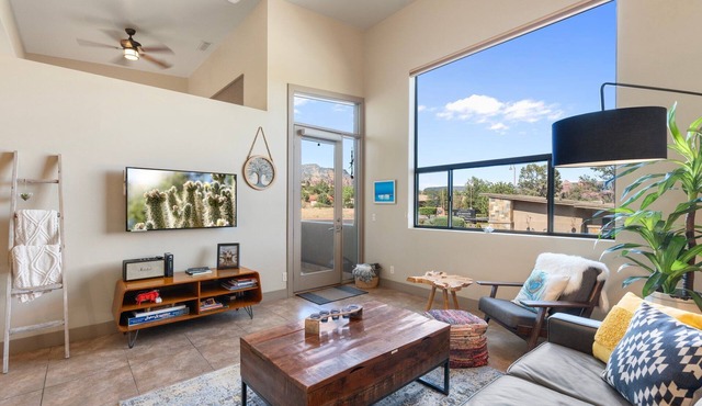 Artsy Loft. Big Views. Next to Starbucks, Organic Pizza & Groceries.