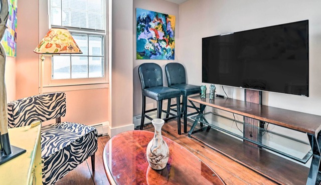 Artsy Oxford Apartment: Walk to Farmers Market!