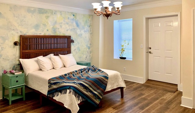 Artsy pet-friendly queen room/historic railroad inn