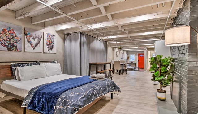 Artsy Philadelphia Studio about 7 Mi to Downtown!