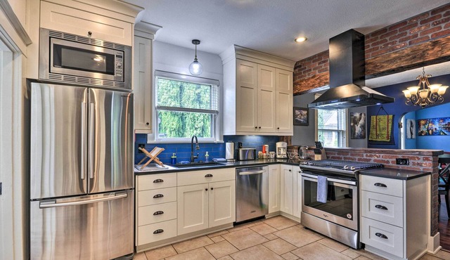 Artsy PNW Home w/Hot Tub & Yard, Half Mi to River