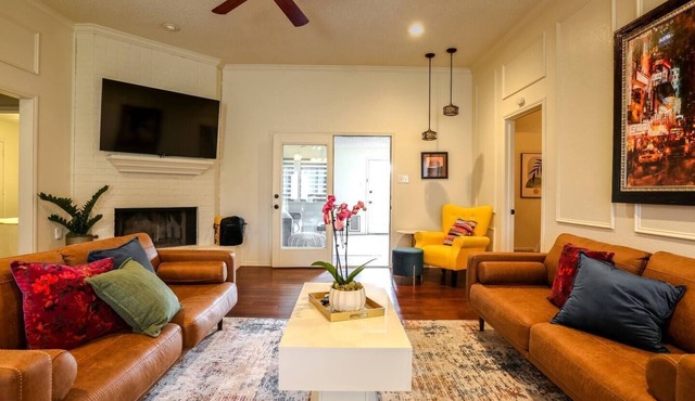 Artsy Retreat 3/2 w/Bonus Room