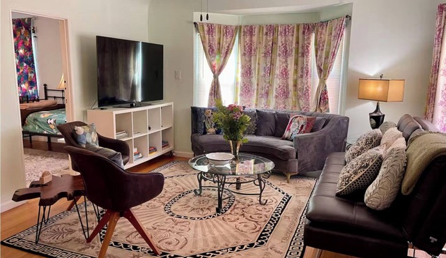 Artsy Retreat w/Cal-King Bed near Park, Shops, Restr, Airport. 30+Day Special