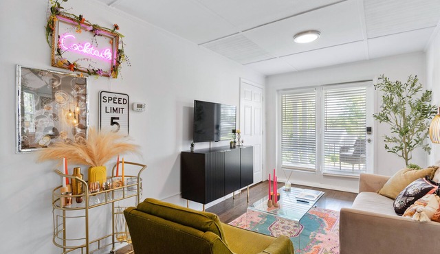 Artsy, Retro and Spacious Home, 6 minutes from Airport with Ample Privacy