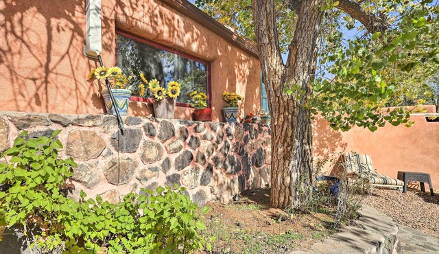 Artsy Santa Cruz Apartment w/Shared Fire Pit!