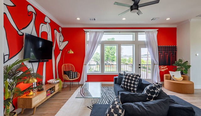 Artsy & Spacious 4BR Retreat -Central Location -Stylish Comfort & Charm