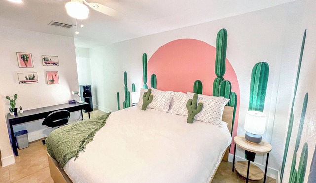 Artsy Studio w/Private Patio 5mins to Airport & Downtown PHX - Sky Harbor Suite