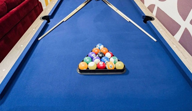 Artsy Vegas Hideaway: Pool Table & Prime Location